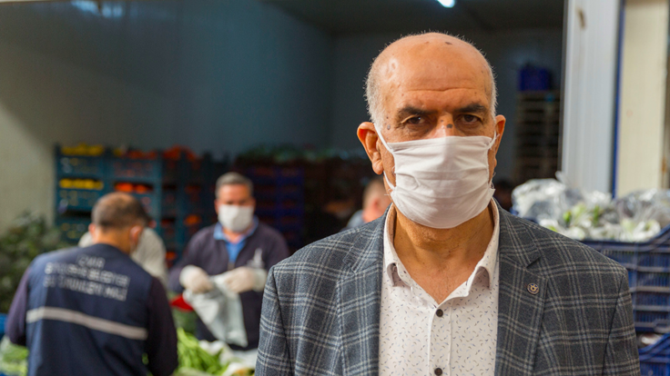 İzmir Sebze Meyve Hali esnafından Biz Varız dayanışmasına destek: “Halin kapısını açtık soframızı paylaştık”