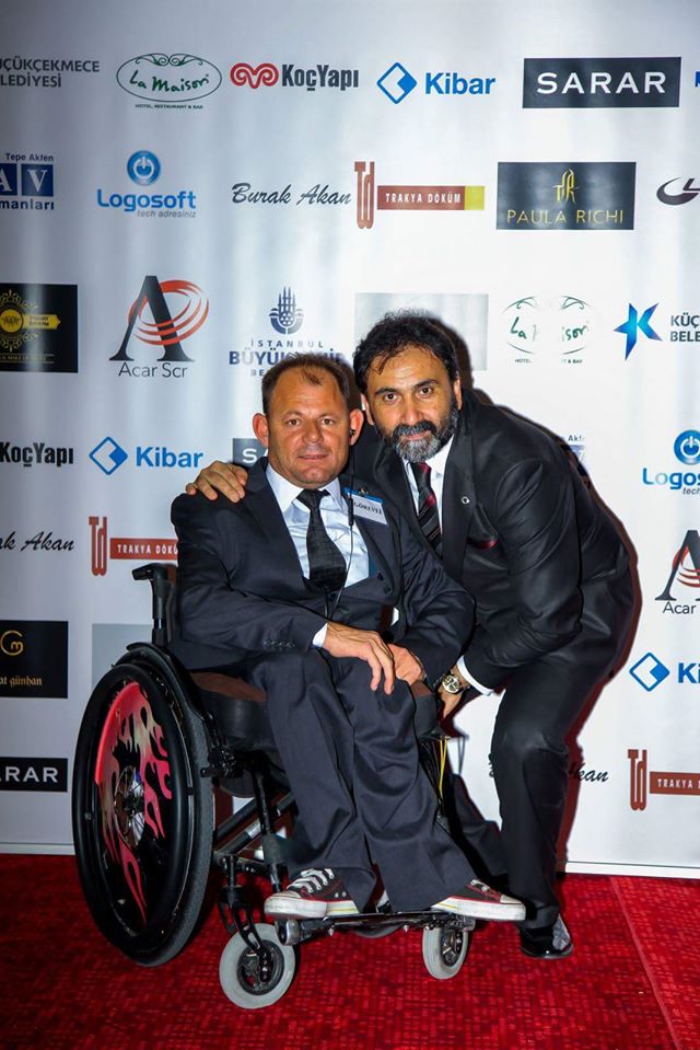 Türkiye Omurilik Federasyonu yönetim kurulu üyesi Abdullah Aydın Marmaris’te engelli Başkana Akülü araba hediye etti