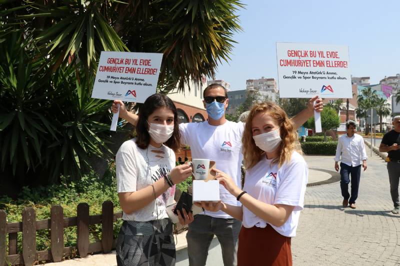 Büyükşehir’den Uzun Bir Aradan Sonra Sokağa Çıkan Çocuklara Hediye