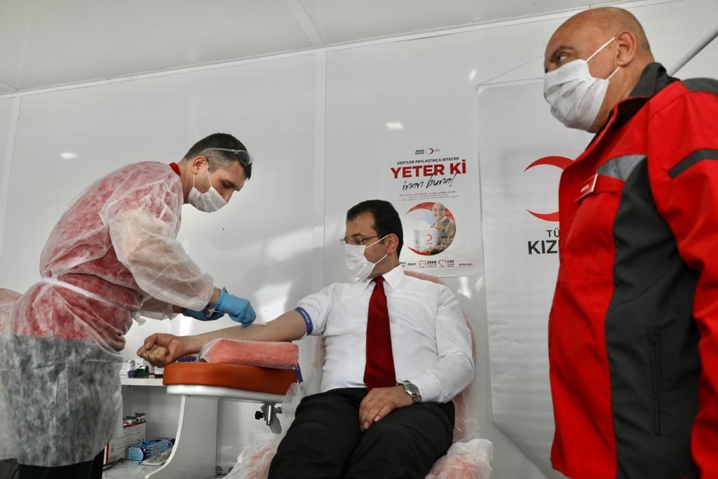 BAŞKAN İMAMOĞLU KADIKÖY’DE ÖNCE İTFAİYEYİ ZİYARET ETTİ, SONRA CUMA NAMAZI KILDI, ARDINDAN DA KAN BAĞIŞI YAPTI