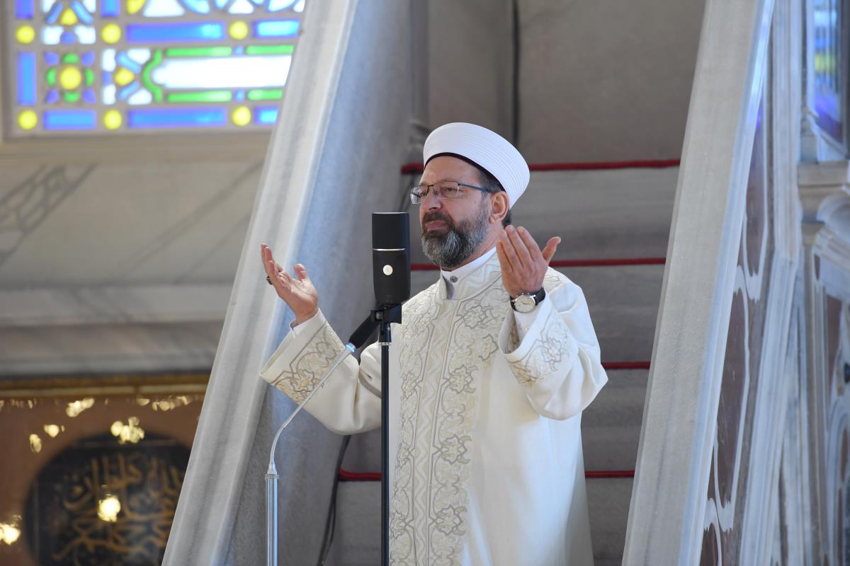 İstanbul’daki Fatih Camii’nde Cuma namazını Diyanet İşleri Başkanı Prof. Dr. Ali Erbaş kıldırdı.hamd olsun Rabbimize