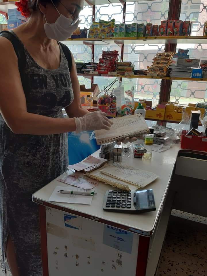 Veresiye defterini kapattı sonra yapraklarını kopararak yaktı