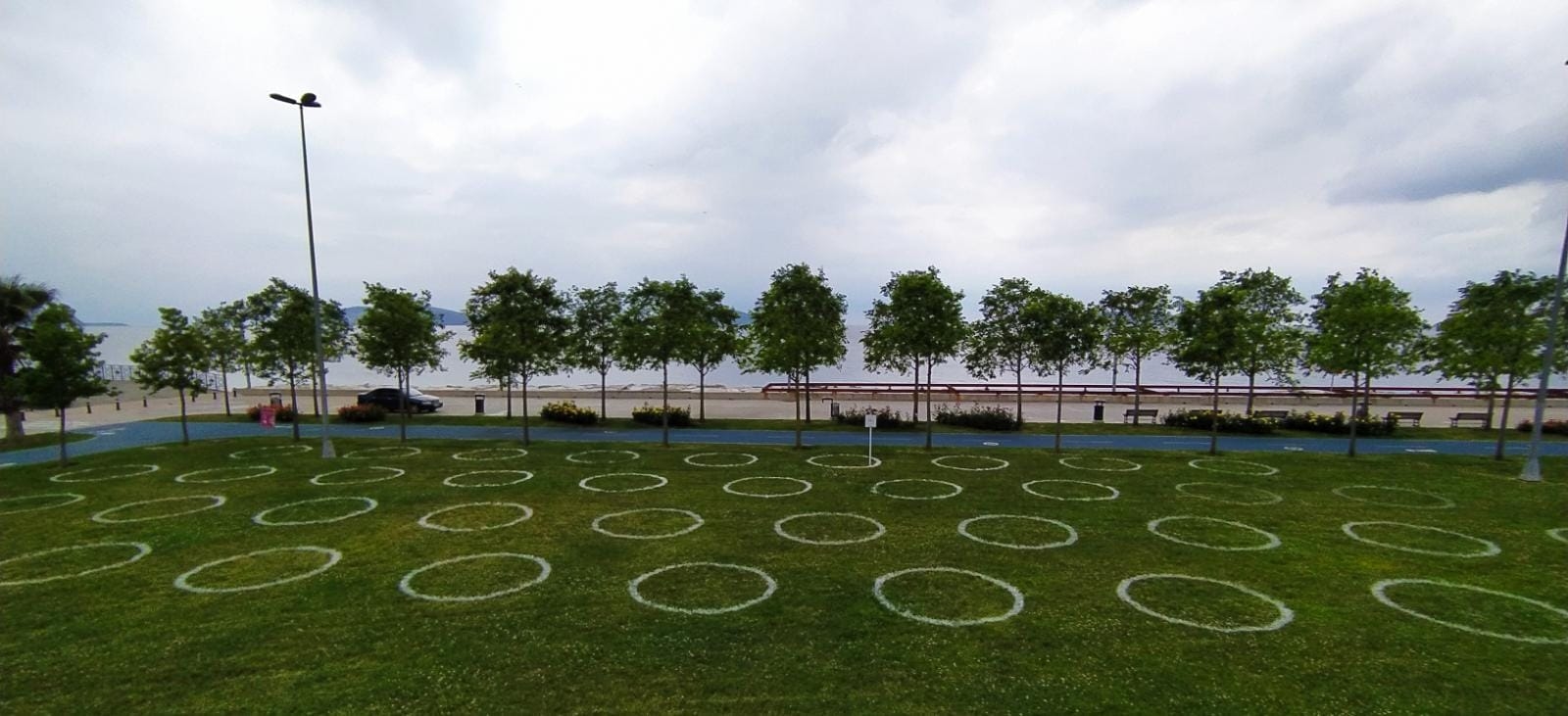 İBB’DEN PARKLARA SOSYAL MESAFE HALKALARI