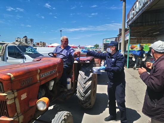 ÇANDIR HALİ’NDE ÜRETİCİYE ÜCRETSİZ MASKE DAĞITILDI