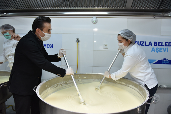 Ünlü şefler, ihtiyaç sahibi 65 yaş üstü 3 bin Tuzlalı’ya bayram tatlısı hazırladı