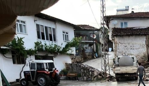 Zile’de dolu tarım arazilerine zarar verdi