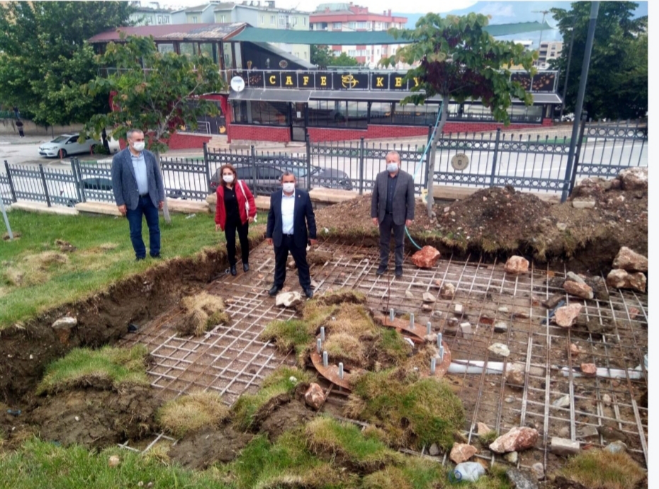 CHP İl Başkanı İsmet Karaca, baz istasyonu kurulmak istenen parktan seslendi