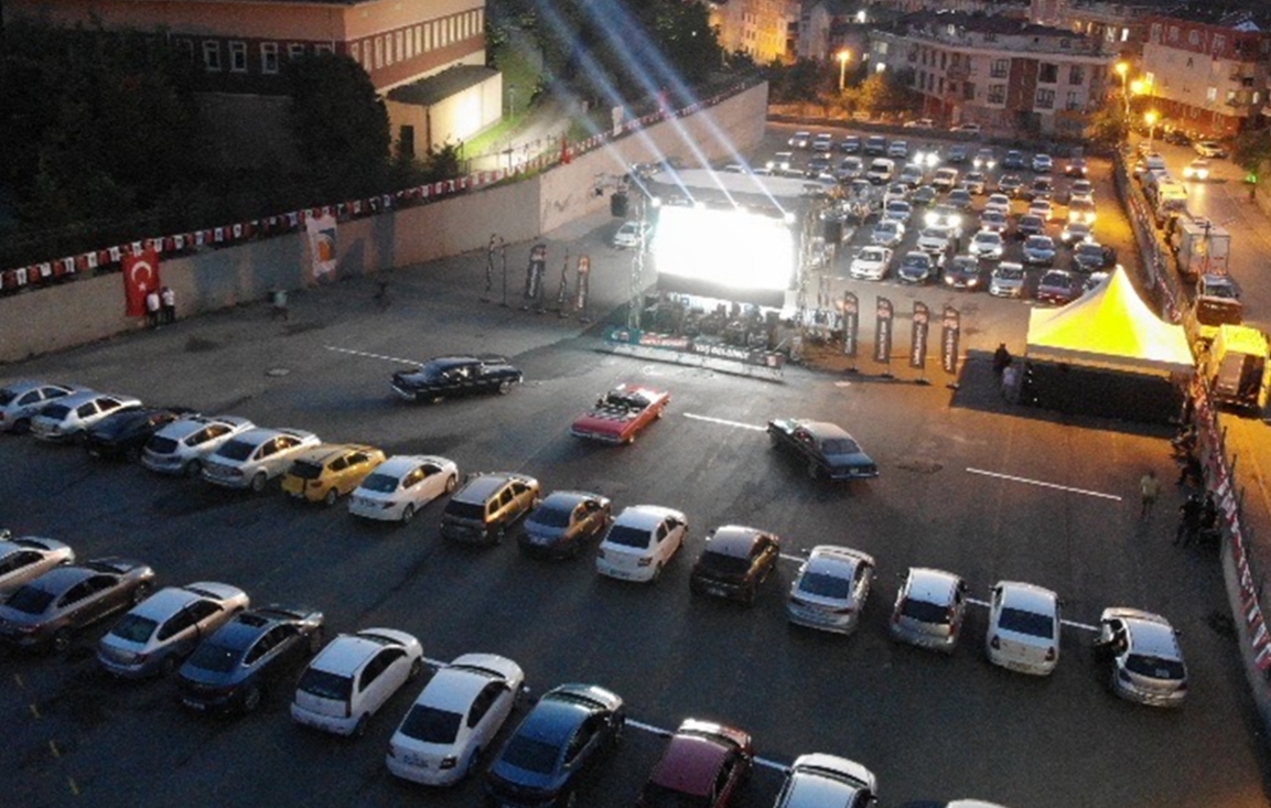 ÇEKMEKÖY BELEDİYESİ ARABALI SİNEMA GÜNLERİ BAŞLADI