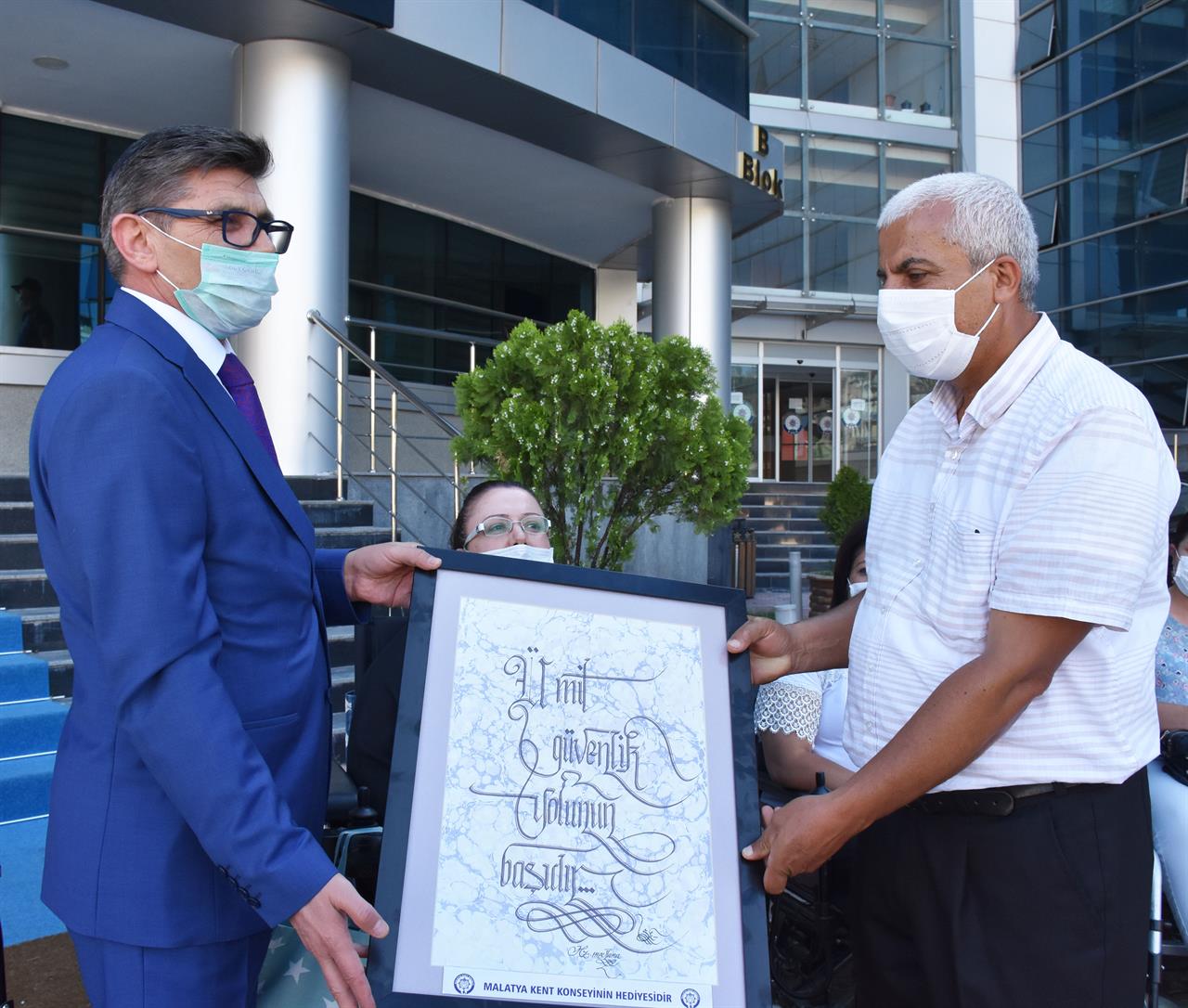 MALATYA EMNİYET MÜDÜRÜ’NDEN ENGELLİLER YARARINA ÖRNEK DAVRANIŞ