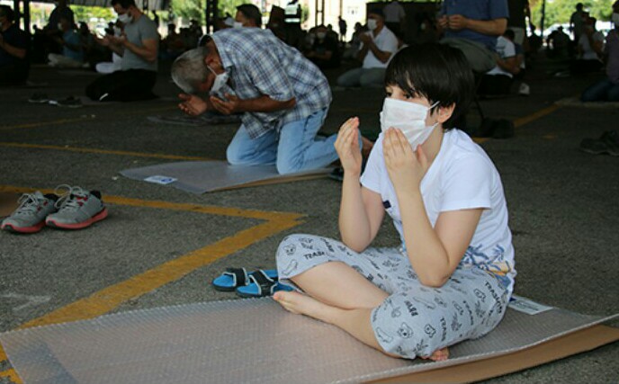 BÜYÜKŞEHİR BELEDİYESİ 100 BİN SECCADE DAĞITTI