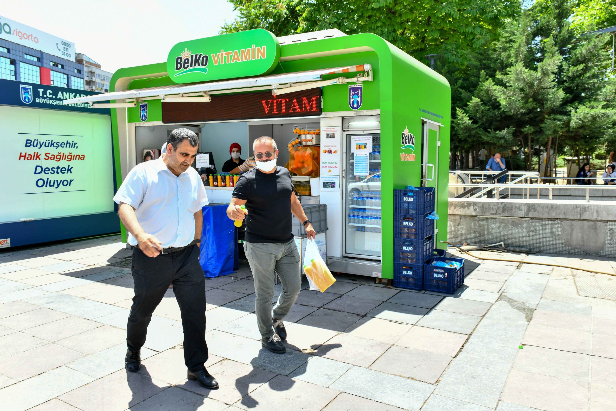 Yaz kış taze meyve suyu satışı yapan Vitamin Büfeleri şimdi de dondurma satışına başlayacak.