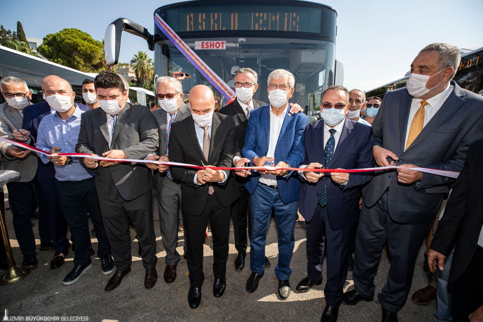 Başkan Soyer, “Bugün hizmete giren otobüslerimiz son derece konforlu, güvenli ve engelli erişimine uygun.