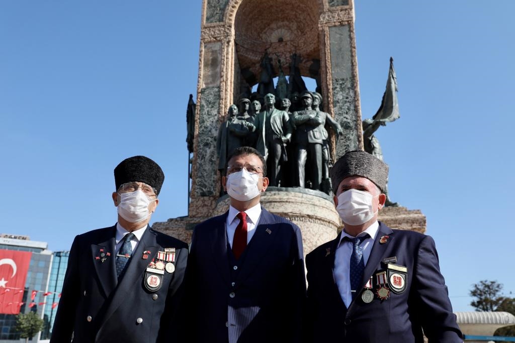 BAŞKAN İMAMOĞLU ZAFER BAYRAMI İÇİN TAKSİM’DEYDİ