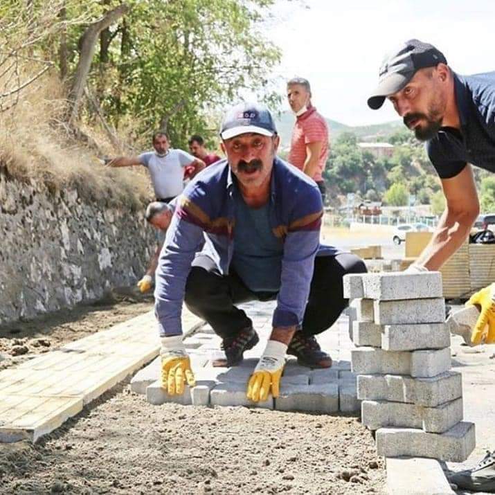 Komünist Başkan Fatih Mehmet Maçoğlu parke taşı döşedi