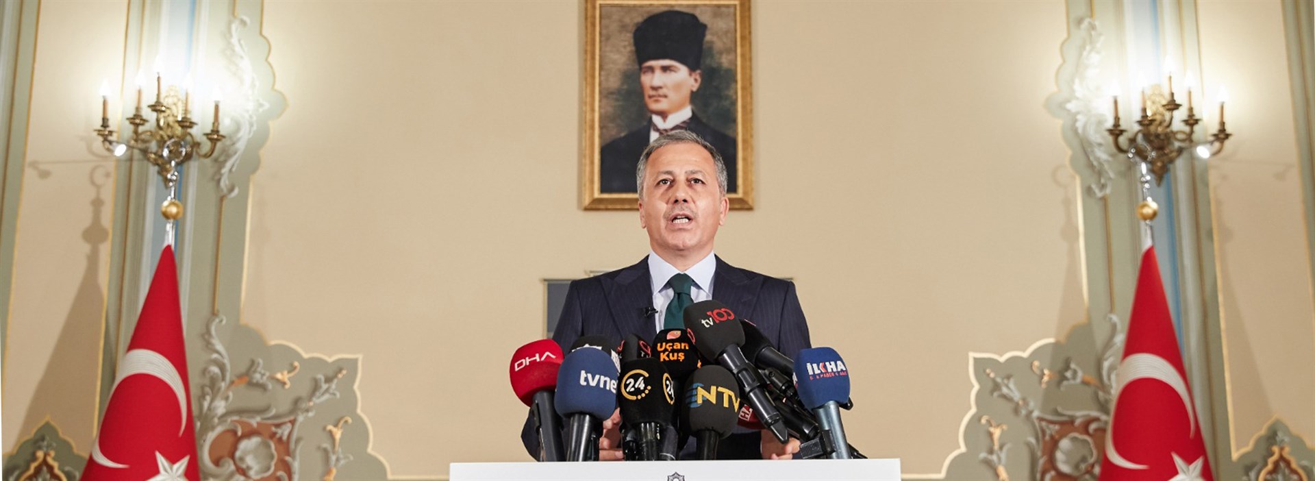 Vali Yerlikaya, İstanbul’da Kademeli Mesai Çalışmasına İlişkin Basın Açıklaması Yaptı