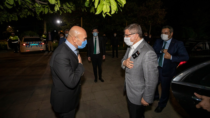 Ahmet Davutoğlu Tunç Soyer’e geçmiş olsun ziyaretinde bulundu