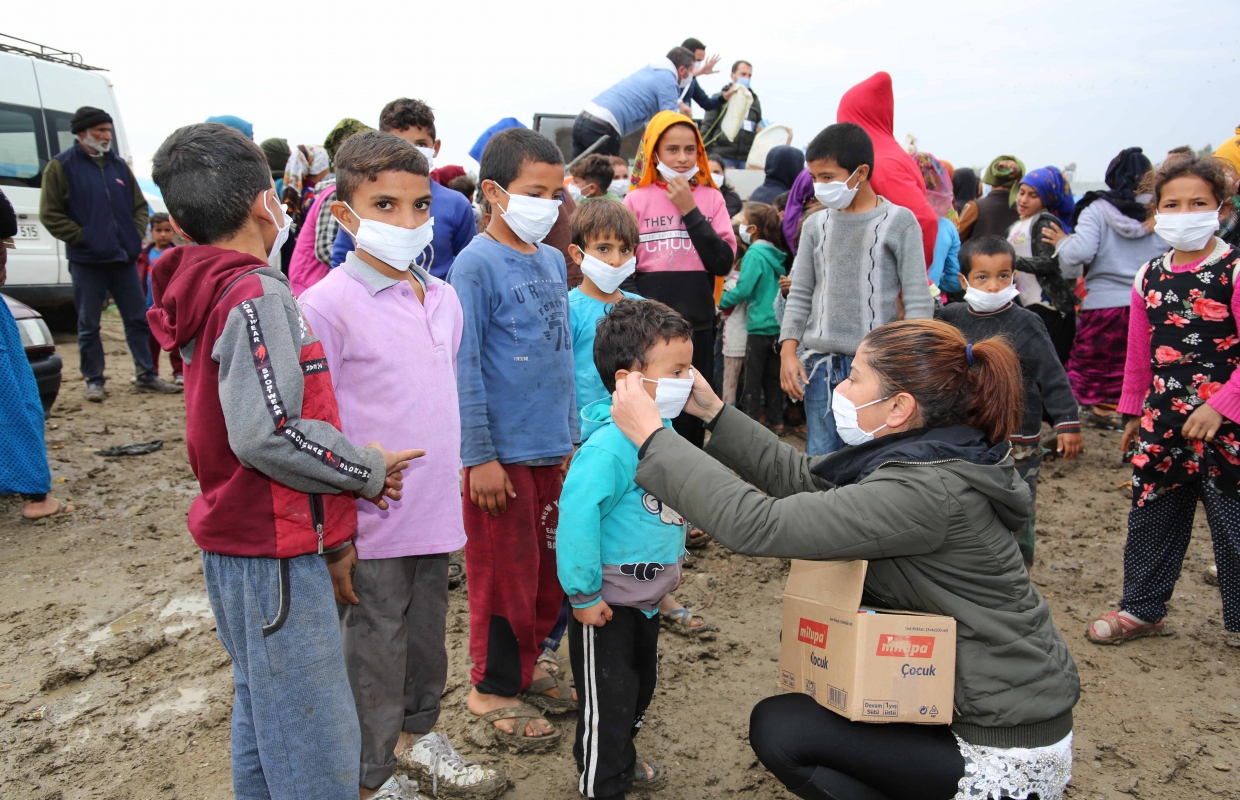 BÜYÜKŞEHİRDEN MEVSİMLİK TARIM İŞÇİLERİNİN ÇOCUKLARINA SÜT VE HİJYEN KİTİ