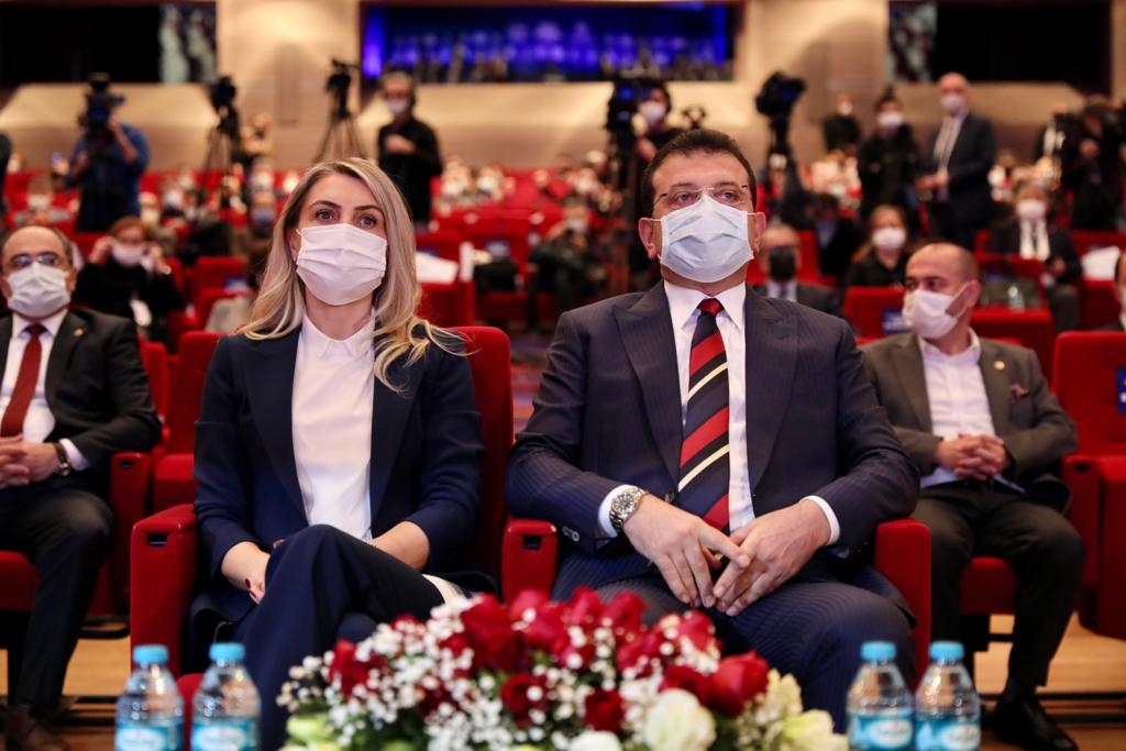 İBB BAŞKANI İMAMOĞLU: “HALKA HESAP VERMEYİ UNUTANLARIN KOLTUĞA YAPIŞMAK İÇİN OLMADIK İŞLERE GİRİŞTİKLERİNİ İYİ BİLİYORUZ”