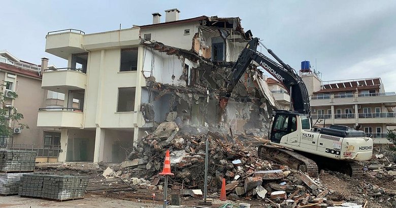 Marmaris'te riskli yapı olduğu belirlenen apart otel iş makinesiyle yıkıldı