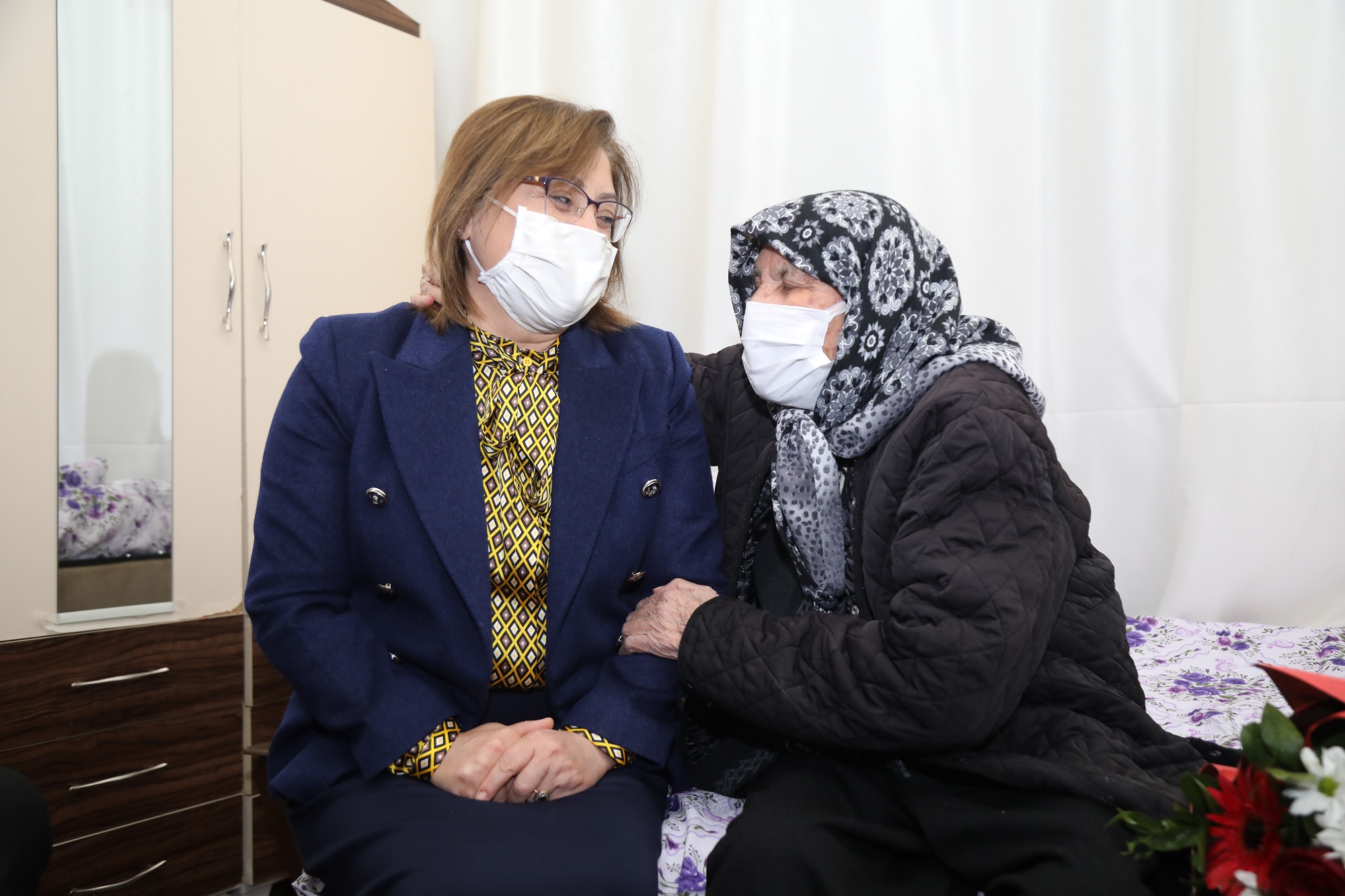 EVİN ANAHTARINI BAŞKAN ŞAHİN, AİLEYE KENDİ ELLERİYLE VERDİ