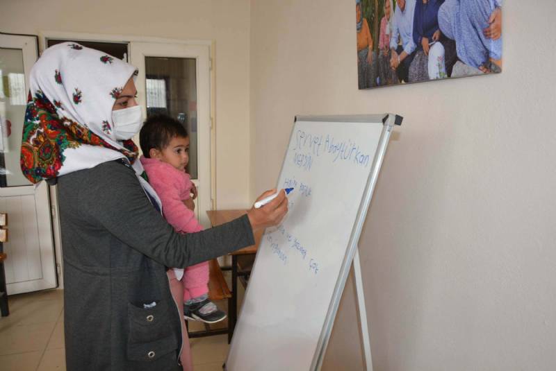 Mersin’de Kucaklarında Bebekleriyle Okuma-Yazma Öğreniyorlar