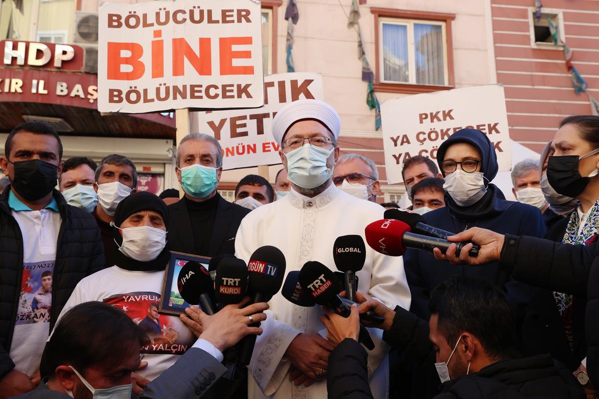 Diyanet İşleri Başkanı Erbaş, Diyarbakır Annelerini ziyaret etti