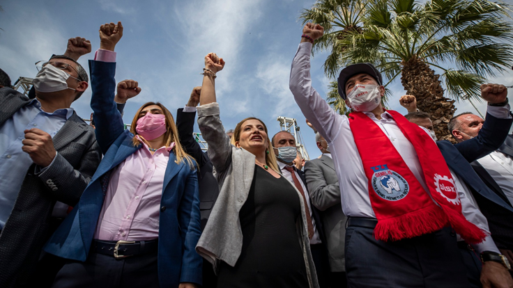 İmza töreninde işçiler, Büyükşehir Belediye Başkanı Tunç Soyer’e sevgi gösterilerinde bulundu.