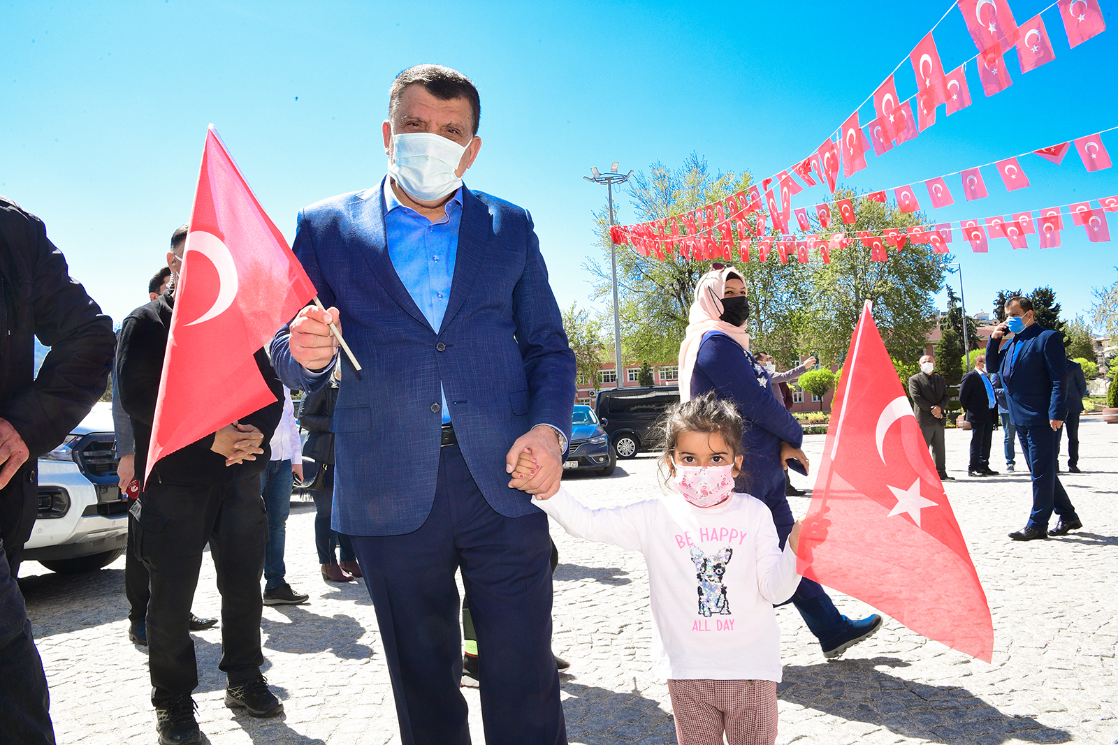 Malatya Büyükşehir Belediyesi üstü açık otobüsle sokakları dolaşarak halkın 23 Nisan Bayramını kutladı