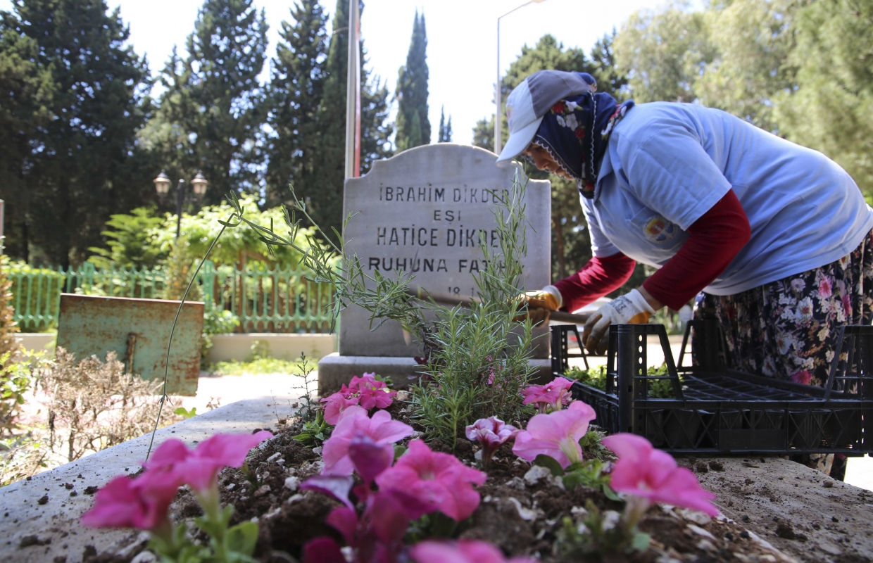 Bu dünyadan göçüp gitmiş annelerin mezarlarına Büyükşehir’den çiçek