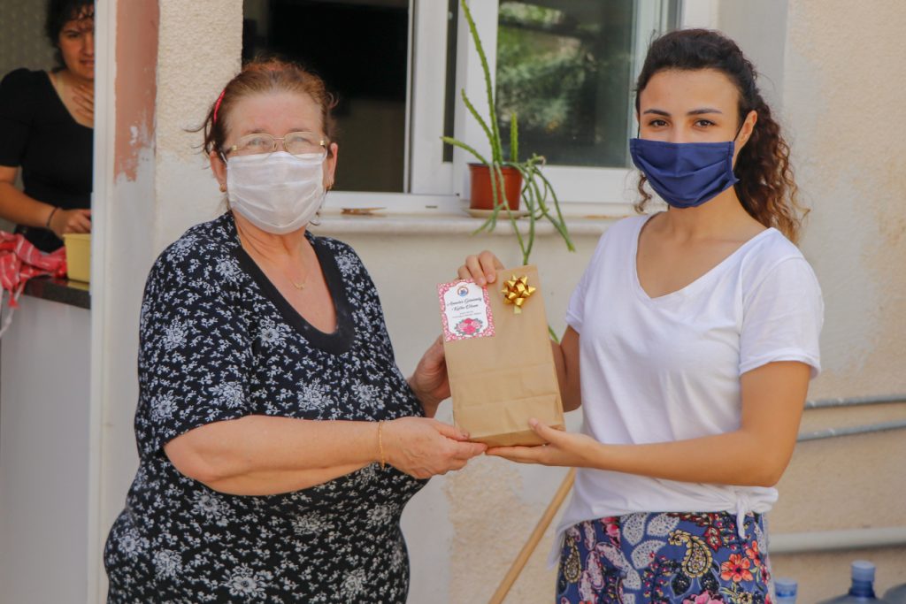 İKİNCİ BAHAR YAŞAM KULÜBÜ ÜYELERİNİN ANNELER GÜNÜ’NÜ KUTLADI