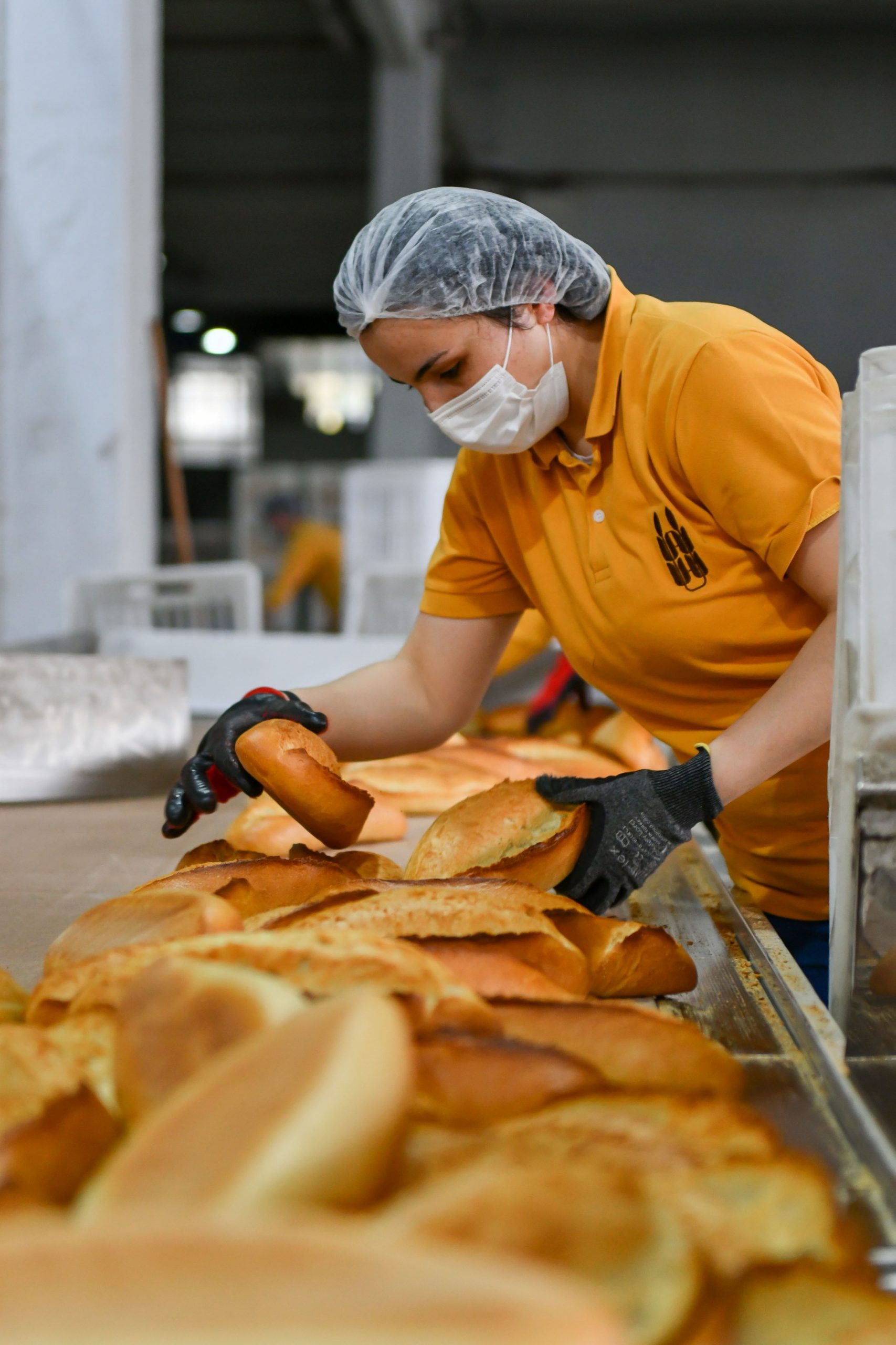 ANKARA HALK EKMEK ÜRETİMİNE KADIN ELİ DEĞDİ