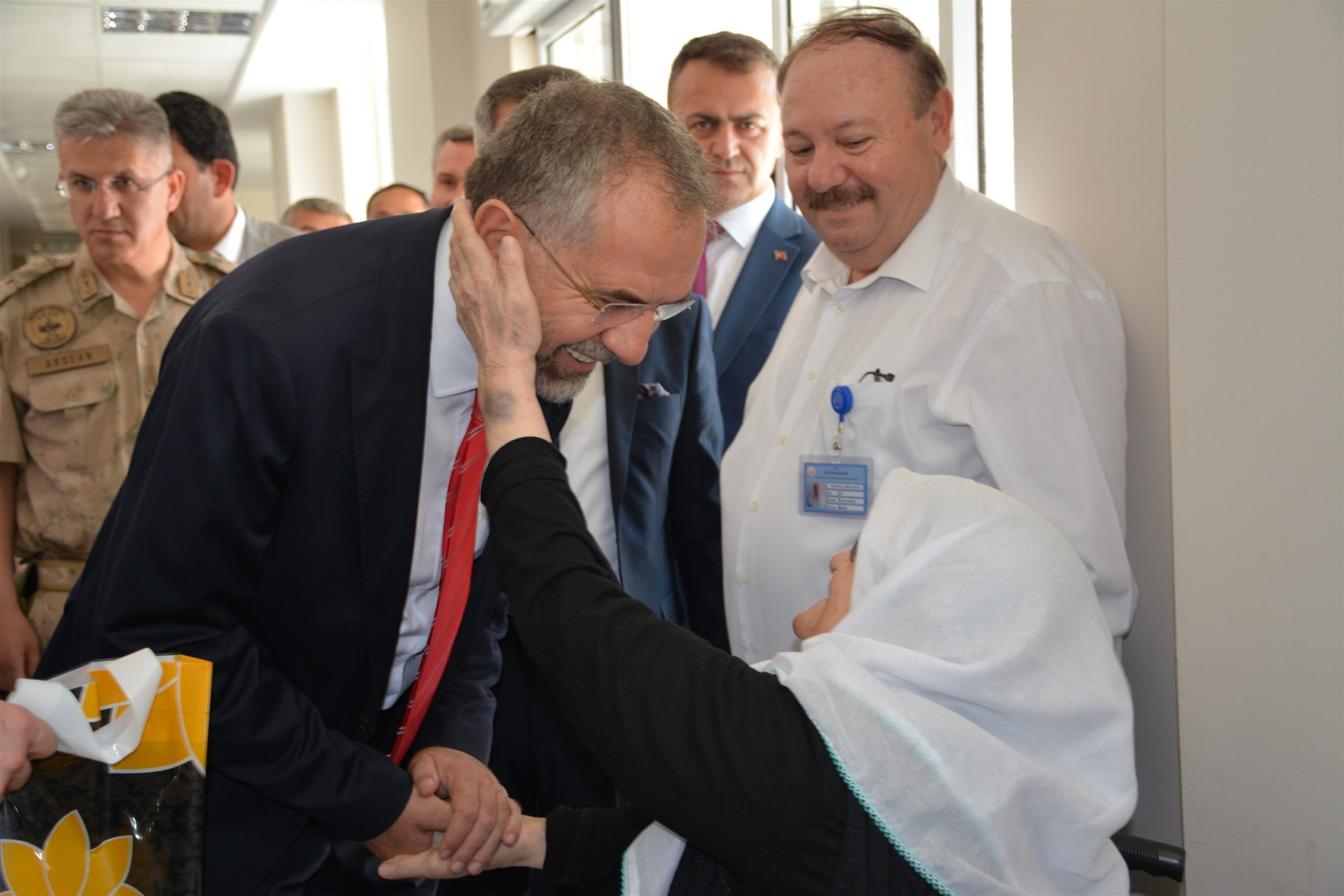 ZİLE HALKI CHP’Lİ BAŞKAN SARGIN’I BAĞRINA BASTI