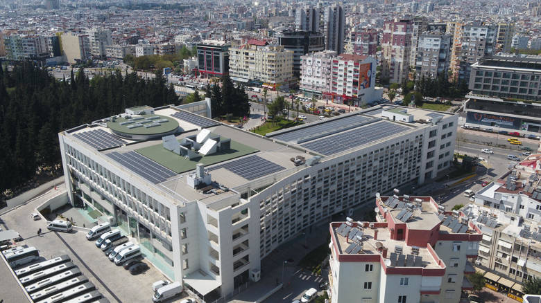 Güneş panellerinin montajı tamamlandı Antalya Belediyesi çatısında elektrik üretimine hazır