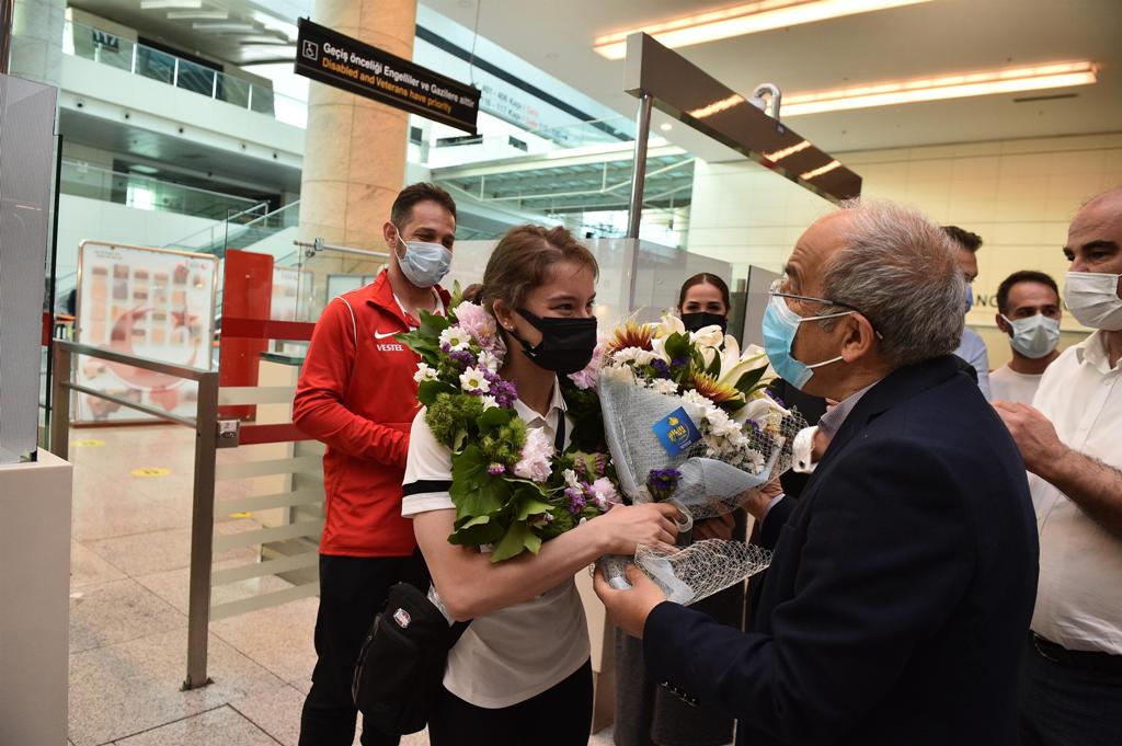 EGO SPORLU DÜNYA AEROBİK CİMNASTİK ŞAMPİYONU AYŞE BEGÜM ONBAŞI BAŞKENT’TE COŞKUYLA KARŞILANDI