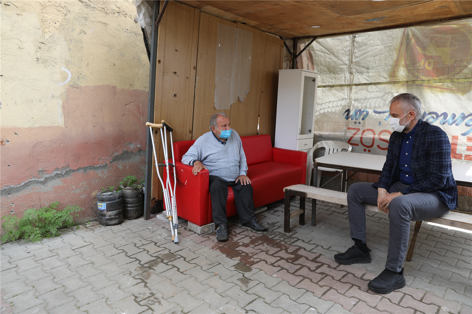 Başkan Poyraz; tekerlekli sandalyesi çalınan vatandaşa yeni bir akülü tekerlekli sandalye hediye etti.