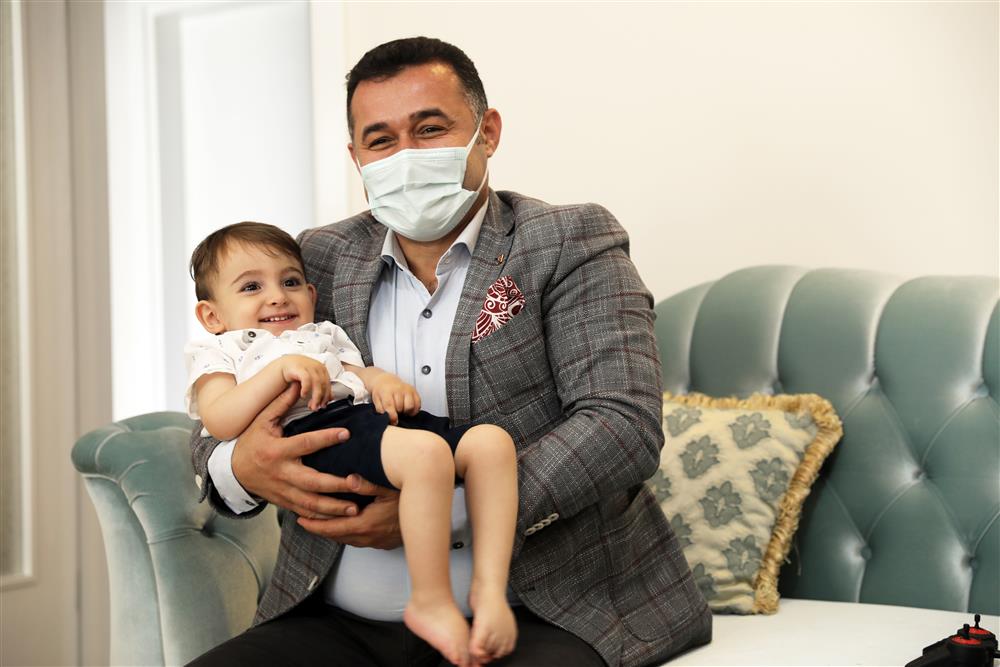 BAŞKAN YÜCEL’DEN AHMET BEBEĞİN ANNESİNE SÜRPRİZ ZİYARET