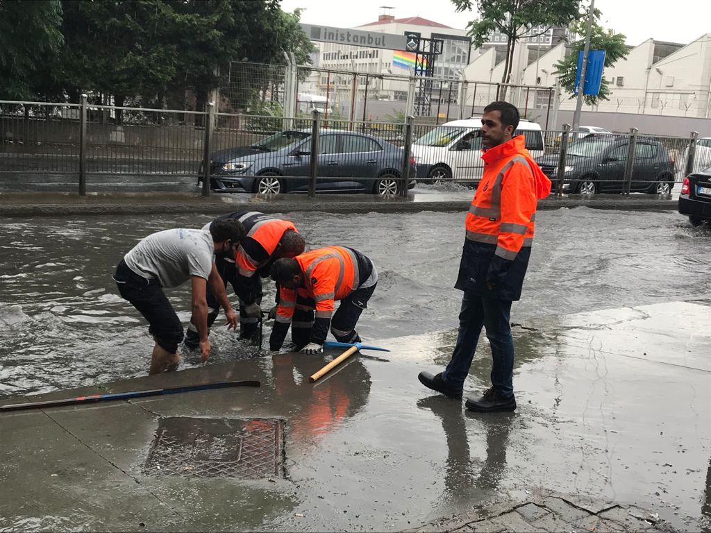 İBB EKİPLERİ 12 NOKTAYA MÜDAHALE ETTİ