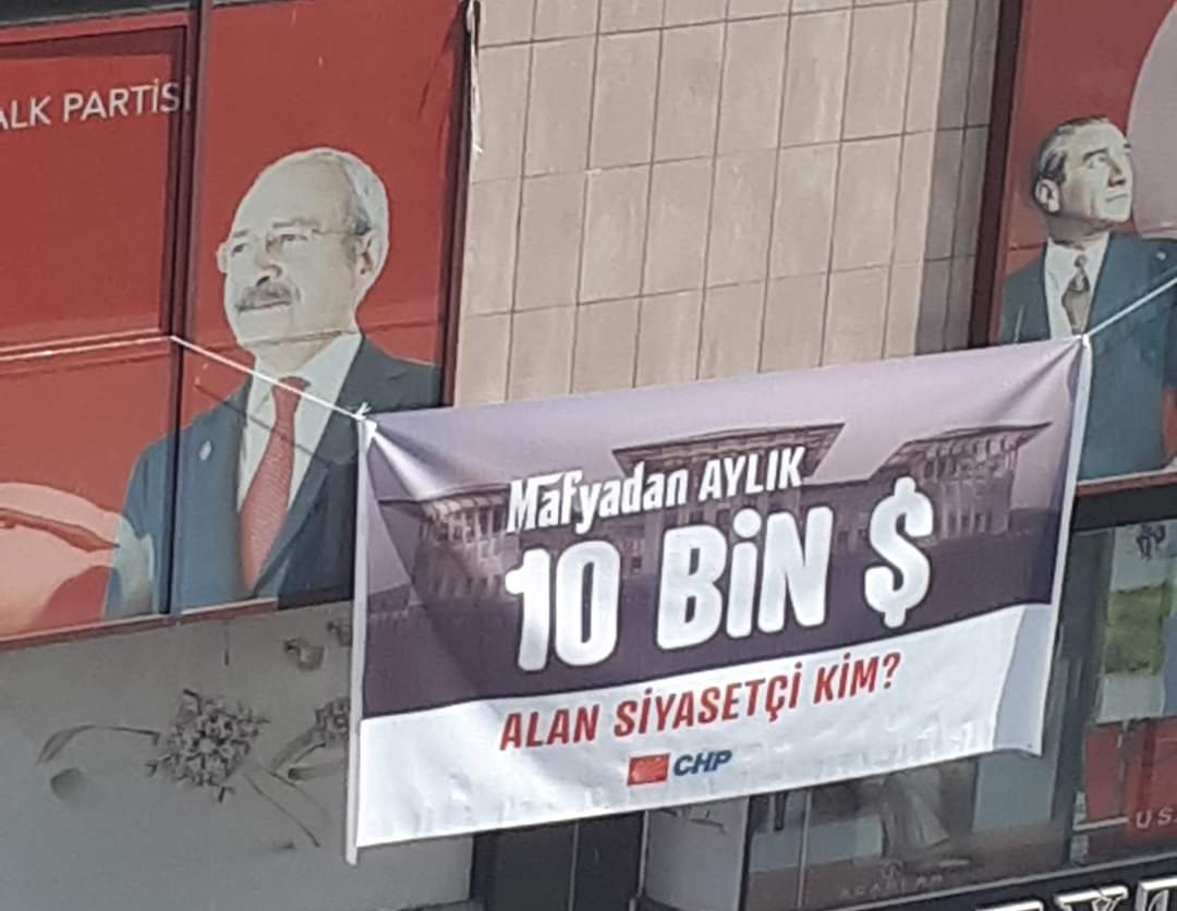 CHP’Lİ KIZILDAŞ ASTIĞI PANKARTLA SORDU,10 BİN DOLARI ALAN SİYASETÇİ KİM?