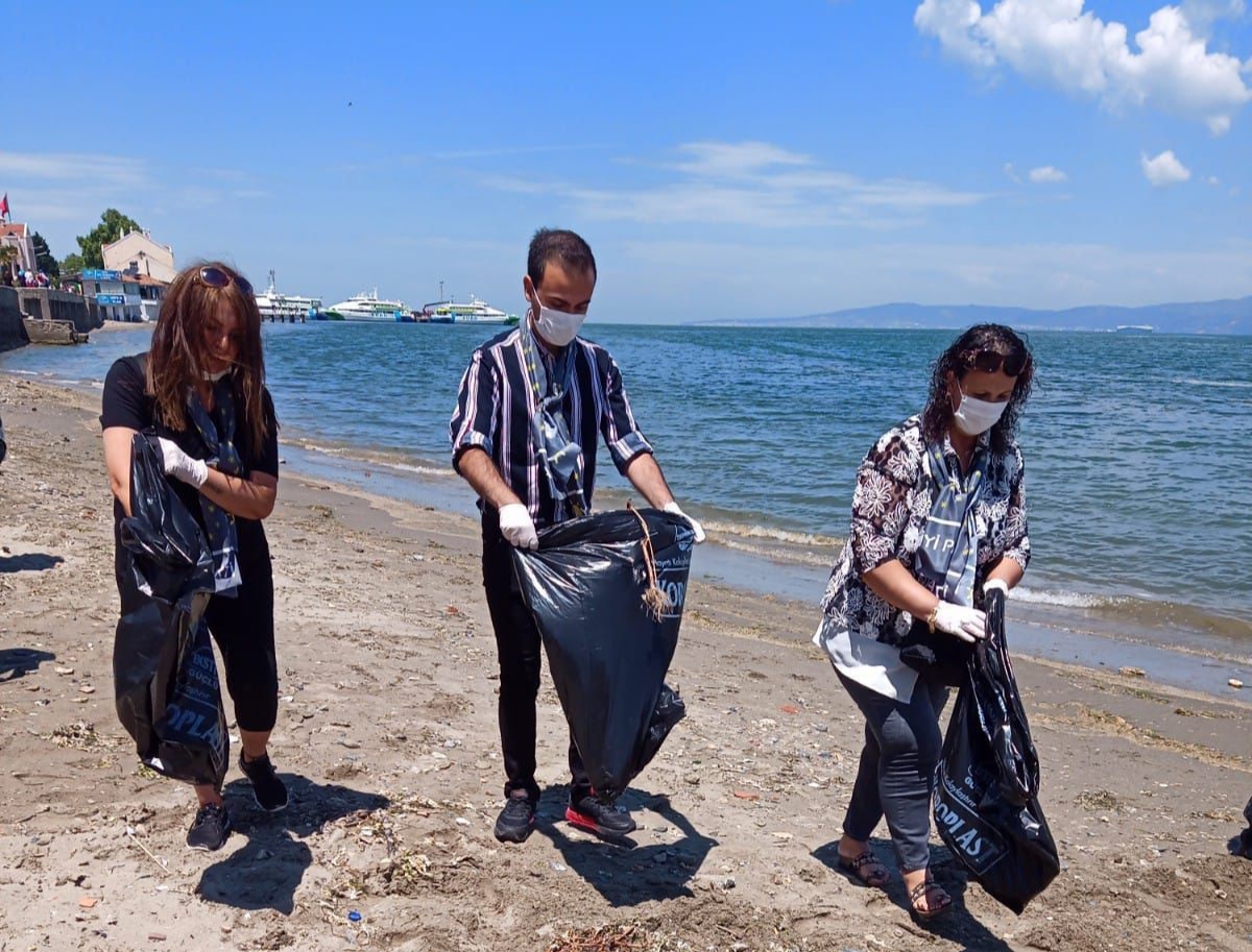 İYİ PARTİLİLER ÇEVRE GÜNÜ’NDE MÜSİLAJ İSTİLASINA DİKKAT ÇEKTİLER MARMARA’DA ‘İYİ’ SEFERBERLİK!