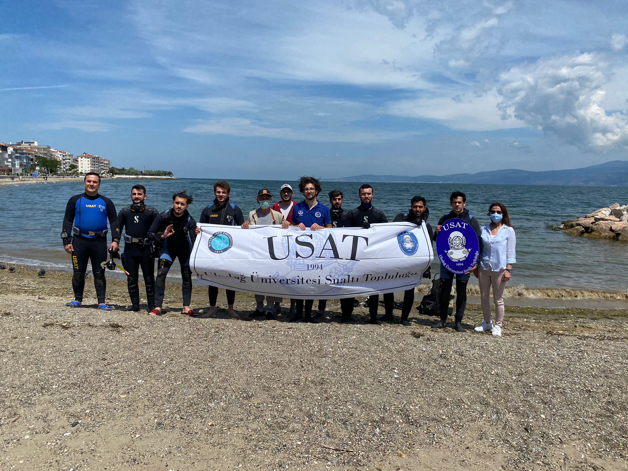 Mudanya’da Dalgıçlar denizi, çevreciler sahili temizledi
