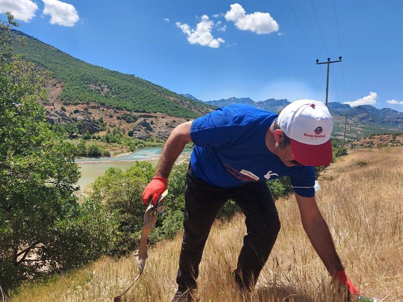 BAŞKAN MAÇOĞLU KENDİ ELLERİYLE ÇÖP TOPLADI