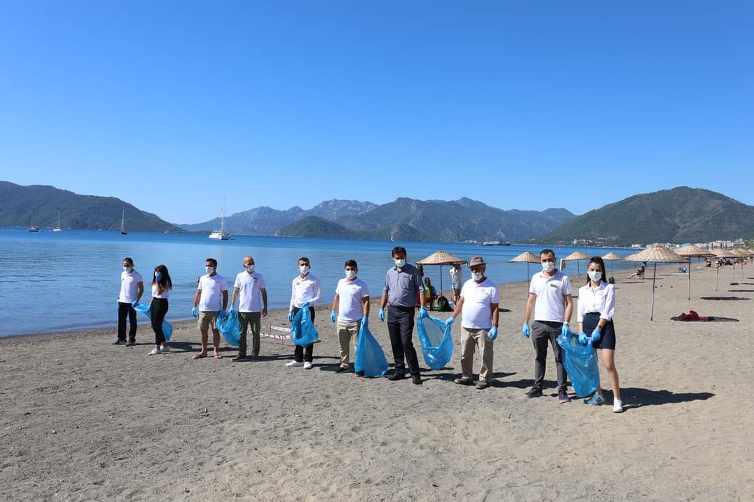 MARMARİS BELEDİYESİ VE GÖNÜLLÜLER 1 TON ÇÖP TOPLADI