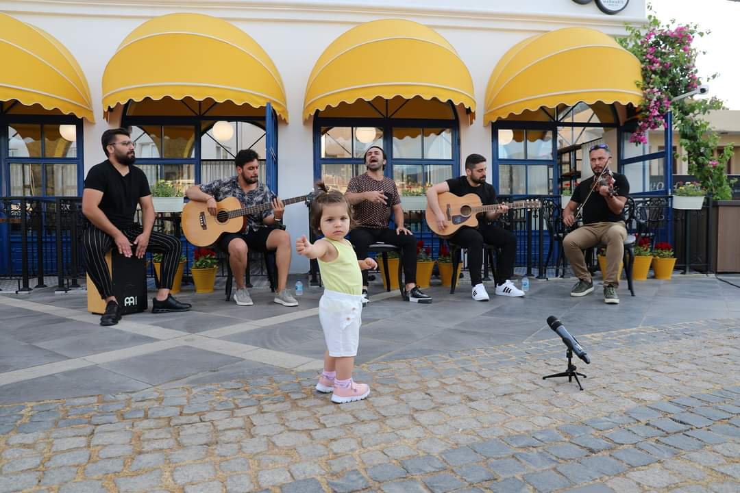 BAŞKAN OKTAY MÜZİSYENLERİN YANINDA