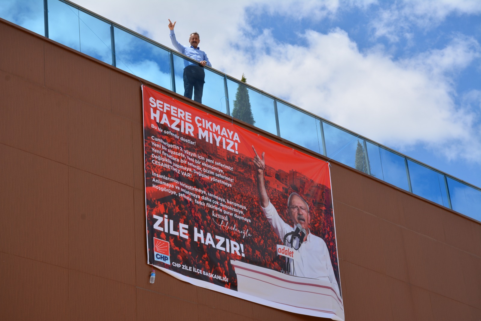 CHP’DEN 10 BİN DOLAR PANKARTI