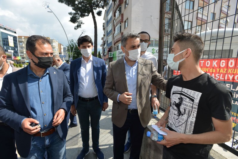 Başkan Eyüp Eroğlu Namık Kemal Ortaokulu önünde basın açıklaması yaptı