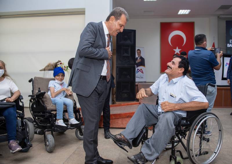 CHP’Lİ BAŞKAN SEÇER ENGELLİLERİ GÜLDÜRDÜ