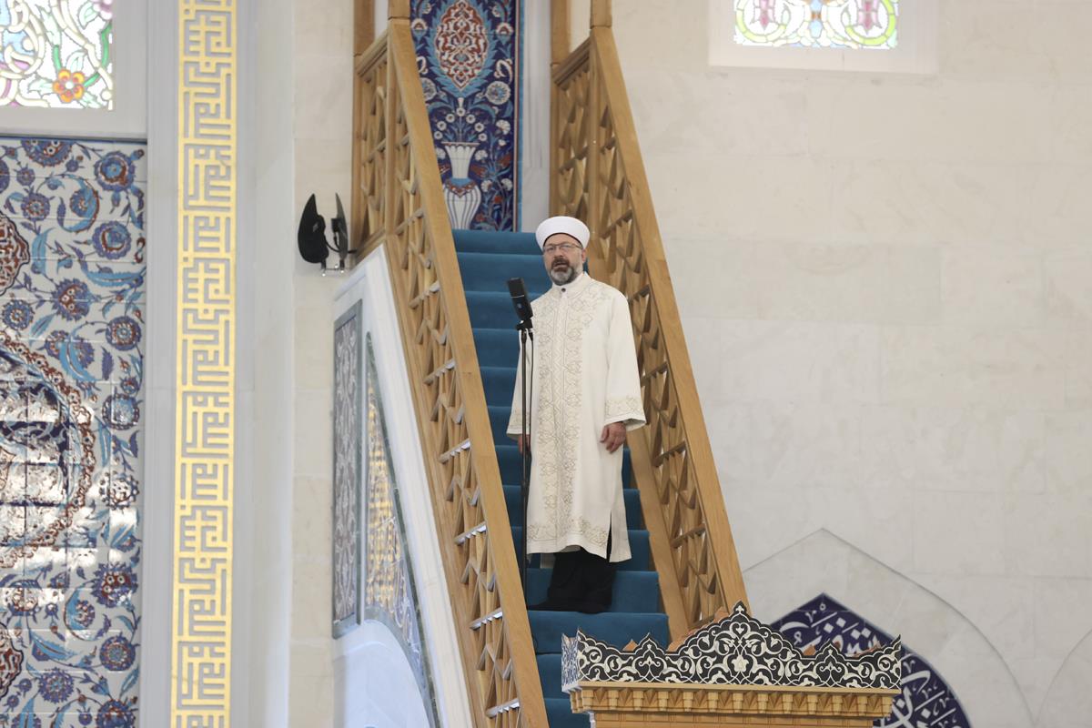 Diyanet İşleri Başkanı Erbaş: Sağlıklı ve huzurlu bir hayat için yararlı ve temiz şeyleri helâl, zararlı ve pis olanları da haram kılmıştır.
