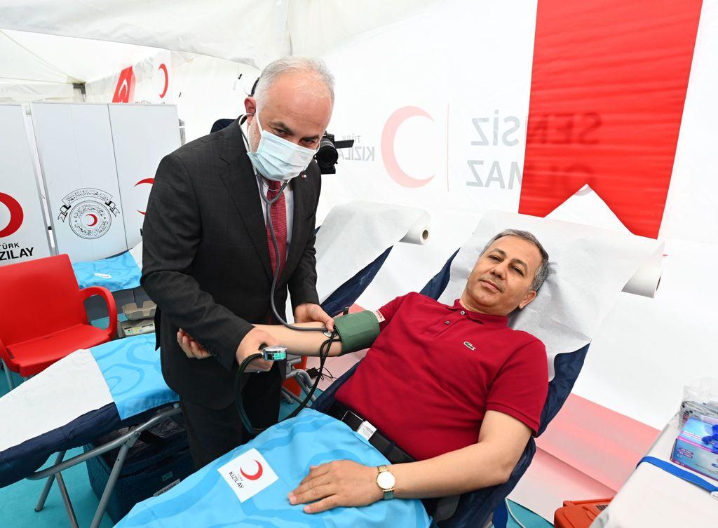İstanbul’da Kan Bağışı Etkinlikleri, Vali Yerlikaya’nın Kan Bağışı ile Başladı