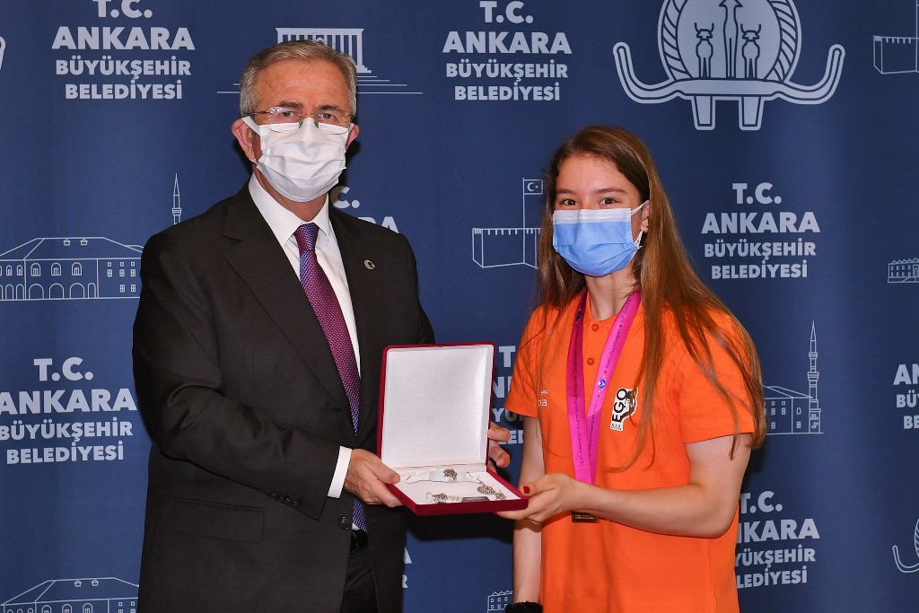 BAŞKAN YAVAŞ: “GENÇLER İNTERNET VE TELEFON BAĞIMLILIĞINDAN KURTULMALI, SPOR YAPMALI”