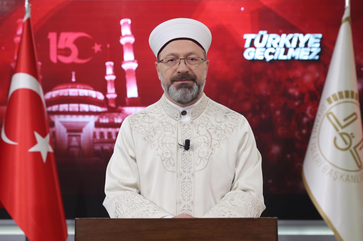 Başkan Erbaş’tan 15 Temmuz mesajı: “FETÖ bir terör şebekesidir”